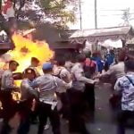 【衝撃映像】暴徒に火を放たれた警察官が火だるまになってしまう映像。