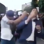 【閲覧注意】抗議デモの様子を中継していた男性リポーター、顔面を殴られてノックアウト。