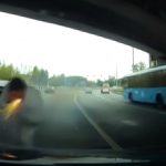 【衝撃映像】交通トラブルからフレアガンの弾を首に撃ち込まれてしまった男。