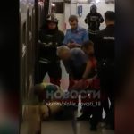 【閲覧注意】地下鉄の電車に轢かれて死亡した男性を引きずり出すグロ動画。