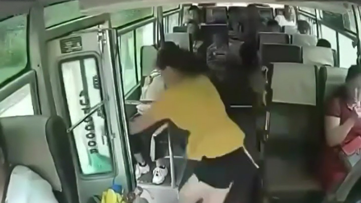 バスに乗っていた女性、突然ドアから身を投げて自殺してしまう･･･。