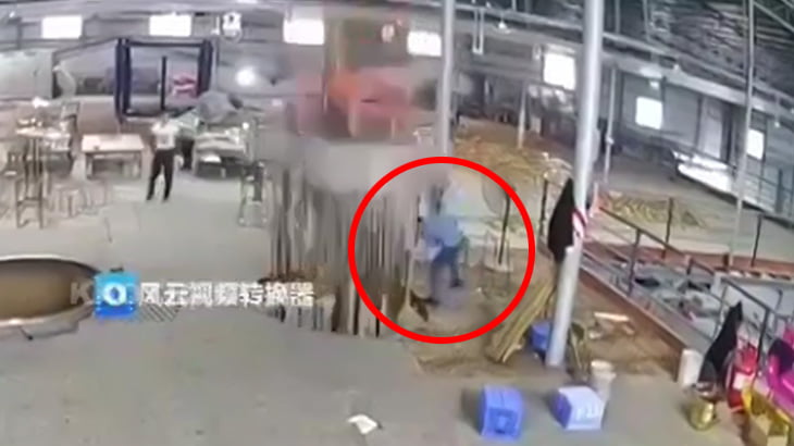 【衝撃映像】工場作業員の男性が一瞬で上半身を潰されてしまうアクシデント映像。
