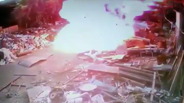 【衝撃映像】溶接していたドラム缶が爆発して火だるまになってしまった男性。