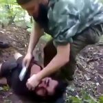 【閲覧注意】捕虜の男性の首をナイフで切って殺すグロ動画。