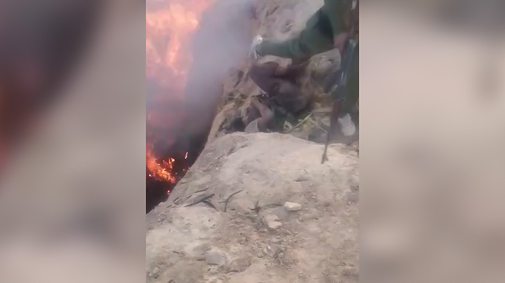 【閲覧注意】殺害した敵兵を燃やす兵士たち。