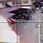 【衝撃映像】自動車爆弾テロで吹き飛ばされてしまった男性。