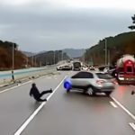 【衝撃映像】映画のワンシーンのように玉突き事故の車を避ける男。