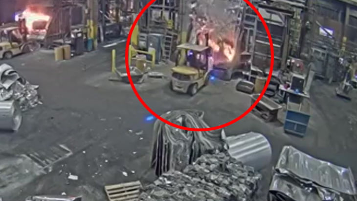 製鉄所の溶鉱炉が爆発する瞬間。