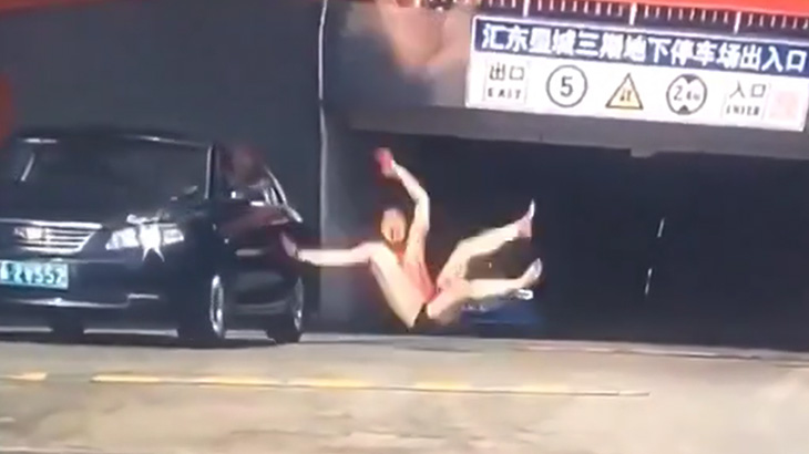 【閲覧注意】突然空から降ってくる飛び降り自殺した男性のグロ動画。