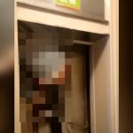 【閲覧注意】扉が開いたまま動き出したエレベーターに挟まってしまった女性のグロ動画。