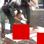【閲覧注意】自爆テロで吹き飛ばされた人間の肉片を集めるグロ動画。
