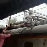 【衝撃映像】電車の屋根で感電する男、爆発してしまう･･･。