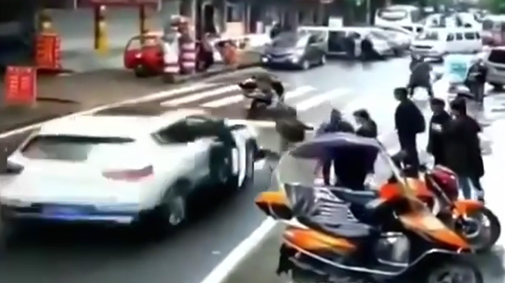 【衝撃映像】歩行者を轢いてしまったドライバー、倒れた歩行者をさらに轢いて逃走･･･。