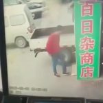 【中国】高所から落下してきたコンクリート片にぶつかって死亡する男性。