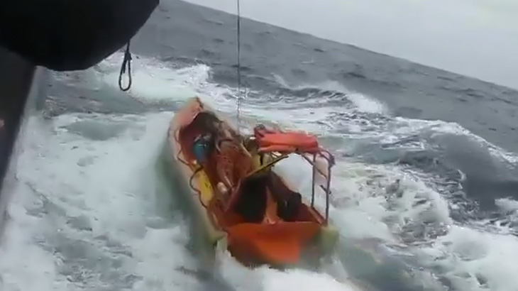 【衝撃映像】嵐で荒れた海での救助活動中、ボートが転覆して隊員たちが海に放り出されてしまうアクシデント。