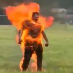 【衝撃映像】公園で自分の身体に火を放って自殺した男。