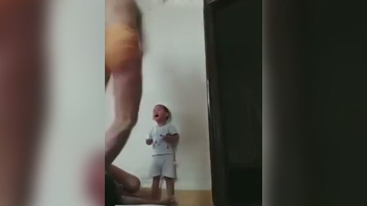 【胸糞】まだ幼い子供の目の前で妻を殴りまくるイカれた男。