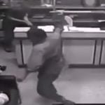 【衝撃映像】鎌を振り回して無差別に人を襲うイカれた男。