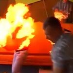 【衝撃映像】市長に抗議するために自分の身体に火を放つ男。