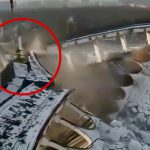 【衝撃映像】スタジアムの屋根が崩壊して作業員が逃げ遅れてしまう映像、まるで映画･･･。