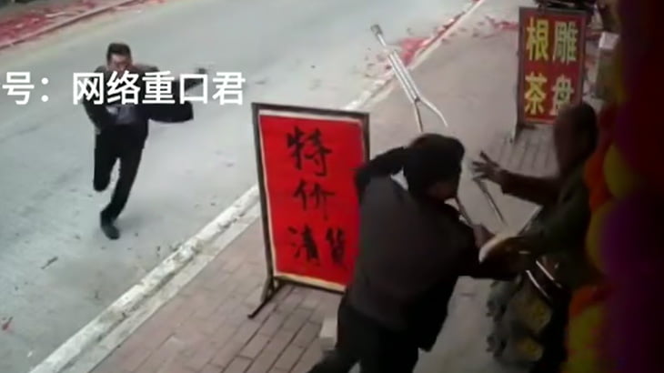 息子の目の前でナイフで刺されて殺されてしまったお爺ちゃんの事件映像。