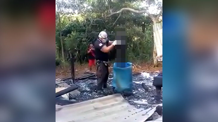 【閲覧注意】カミナリに打たれて焼け死んだ人間の死体を回収する映像。