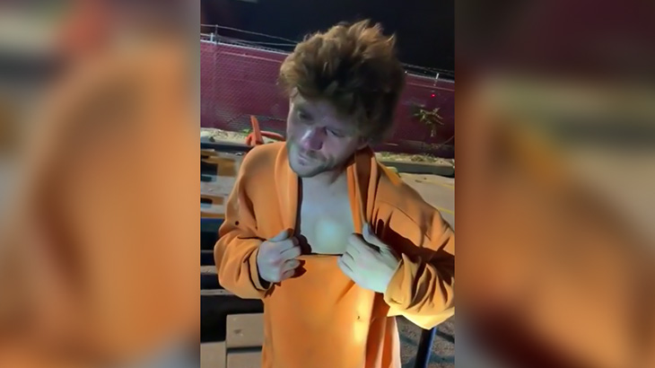 【衝撃映像】胸を自在にボコボコ隆起させることができる男。