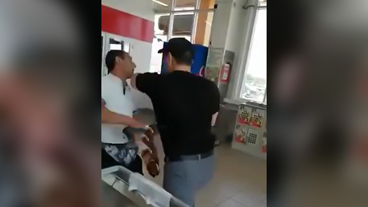 やかましくまくし立てる男をエルボー1発でノックアウトする男の映像。