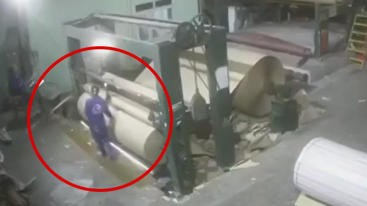 【衝撃映像】工場のローラーにとんでもない速さで巻き込まれて死亡した男。
