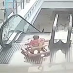 ベビーウォーカーで歩き回っていた赤ちゃん、エスカレーターを降りようとして転倒してしまう映像。