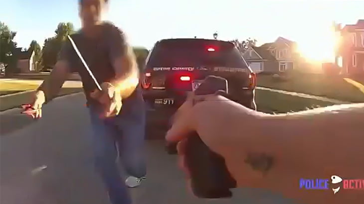 【衝撃映像】ナイフを持った男に何発も銃弾を撃ち込む警察官のボディカム映像。