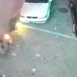 【衝撃映像】花火をマンホールに近づけた瞬間、とんでもない爆発が起きる映像。