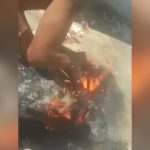 【閲覧注意】焼き殺した男性の死体を棒で突いて肉をえぐるグロ動画。