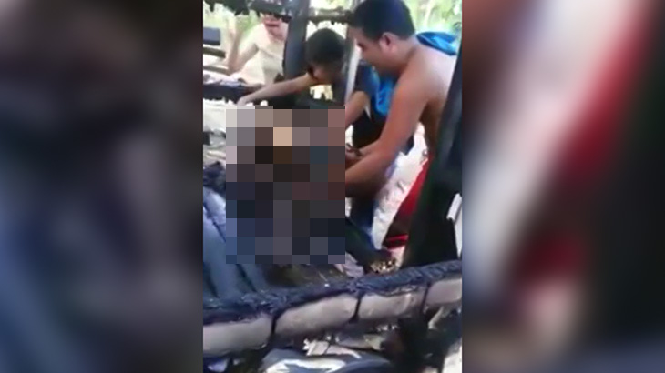 【閲覧注意】焼死した2人の我が子を見て泣き崩れる両親。