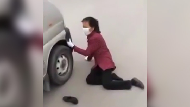 【中国】当たり屋のお婆ちゃんが必死過ぎてむしろ気の毒な気分になる映像。