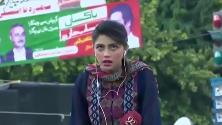 テレビ中継中に突然意識を失って倒れてしまう女性リポーターの?像。