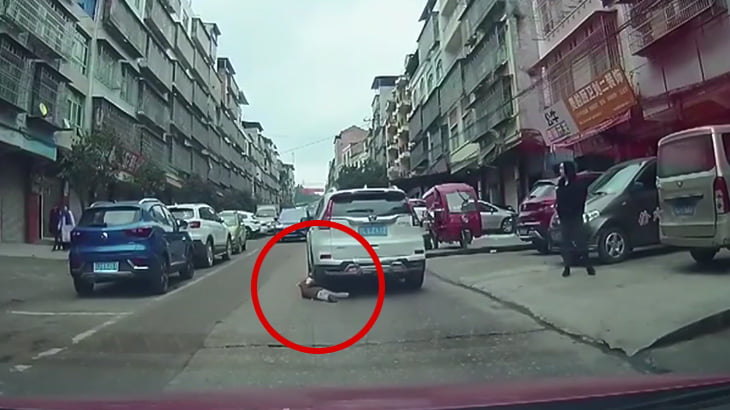 道路に飛び出した子供が車のタイヤで踏まれてしまう事故映像。