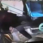 酔っ払ってバスのドライバーにイキリ散らす男、他の乗客のヤクザキックで一発KOされる映像。