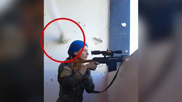 【衝撃映像】少女スナイパーが他のスナイパーに頭を狙われるもギリギリ回避できた映像。