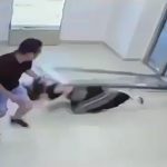 倒れてきた重いガラス扉で頭を強打してしまう女性の映像。