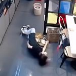 濡れた床で滑ってお尻を強打した女性、抱きかかえた男性が転倒してさらに強打する映像。