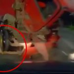 【衝撃映像】トラックの運転手が外に放り出されてタイヤに轢きずられてしまう映像。