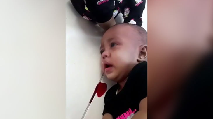 【超！胸クソ注意】幼い2人の我が子を血が出るまで殴ったり首を締めたりするクズ母親の映像。