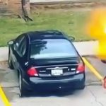 気に入らない奴の車に火を点けた女さん、爆発に吹き飛ばされてしまう映像。