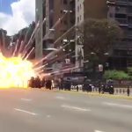 【衝撃映像】何台もの警察官のバイクが爆発で吹き飛ばされる → なぜか歓声が上がる映像。