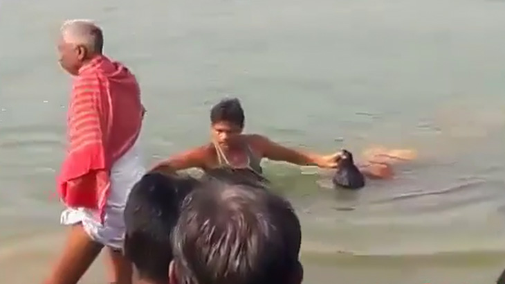 【閲覧注意】幼い我が子と共に川へ身を投げて自殺した女性の死体映像。