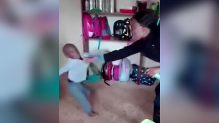 園児を乱暴に床に倒したり頭を何度も叩いたりするイカれた女保育士の映像。