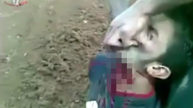 【閲覧注意】首を半分までナイフで切断されて殺されるグロ動画。