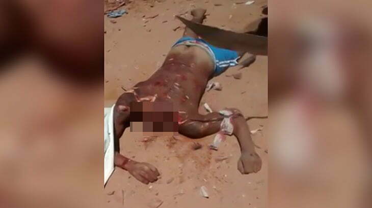 【閲覧注意】身体をめった刺しにされて首を切断されてしまう男性囚人のグロ動画。