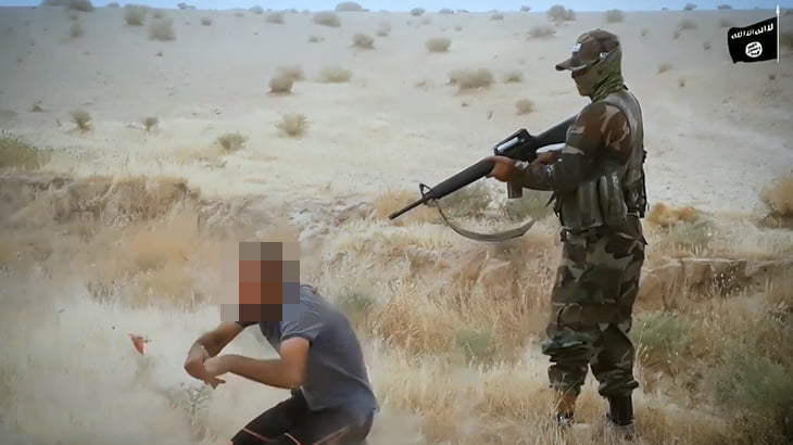 【閲覧注意】銃で処刑される男性。頭が破裂するグロ動画。